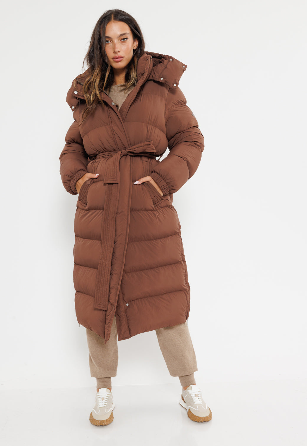 מעיל פוך ארוך לנשים בצבע חום