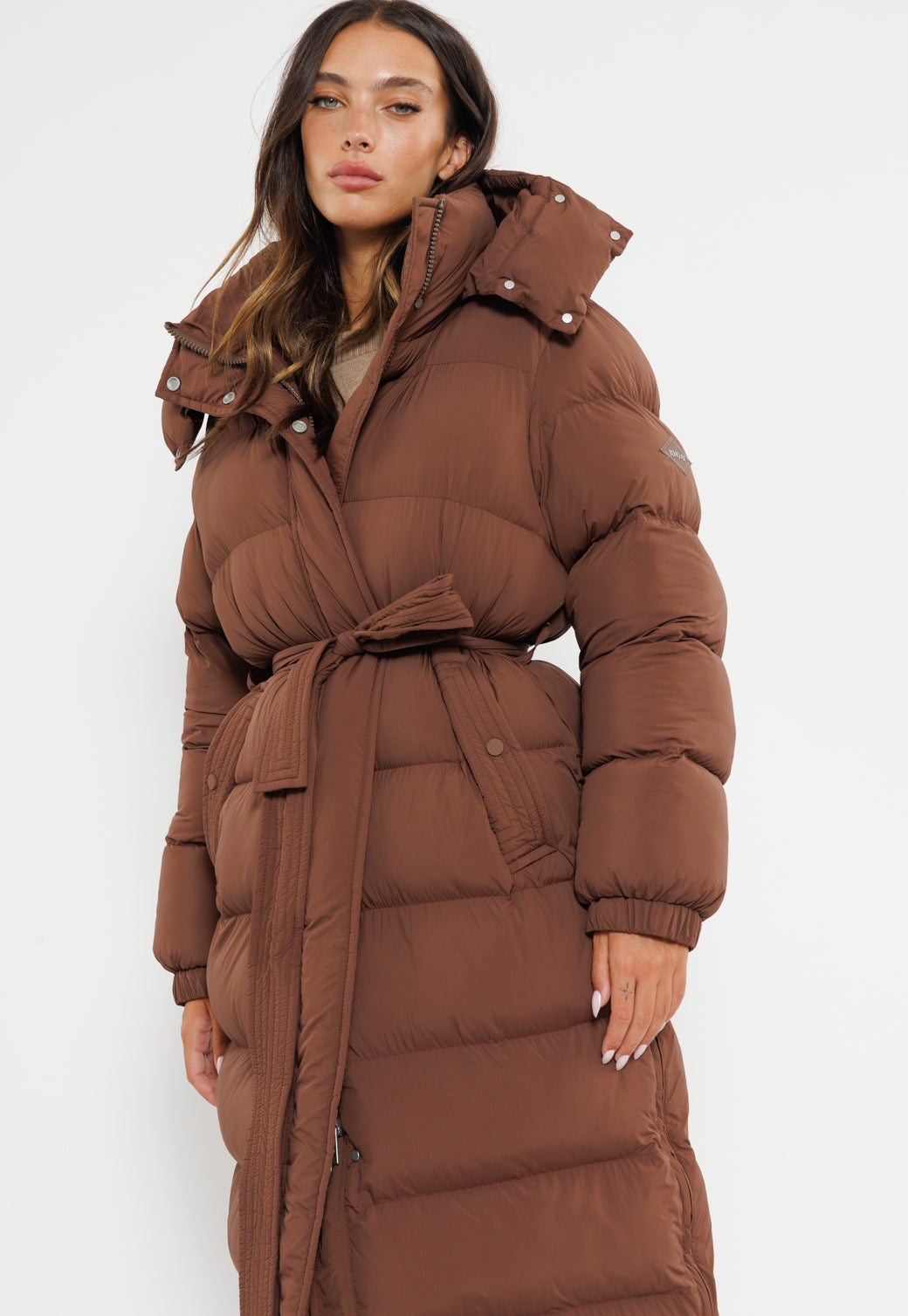 מעיל פוך ארוך לנשים בצבע חום