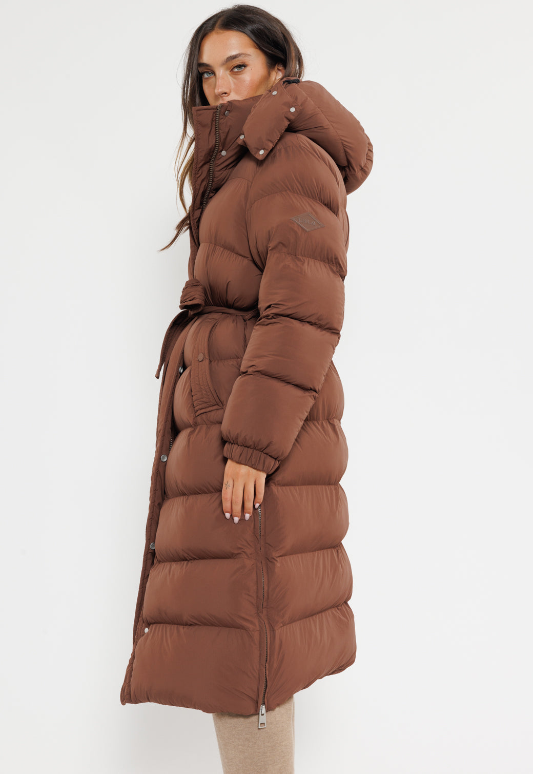 מעיל פוך ארוך לנשים בצבע חום