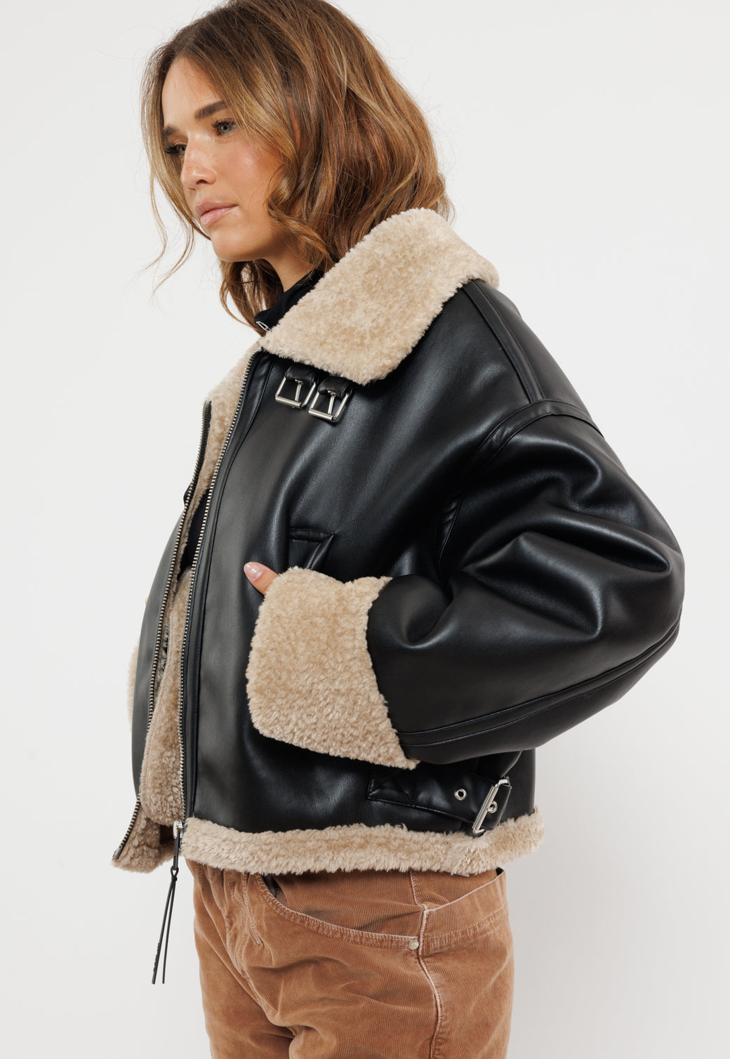 מעיל טייסים לנשים בצבע שחור עם פרווה פנימית