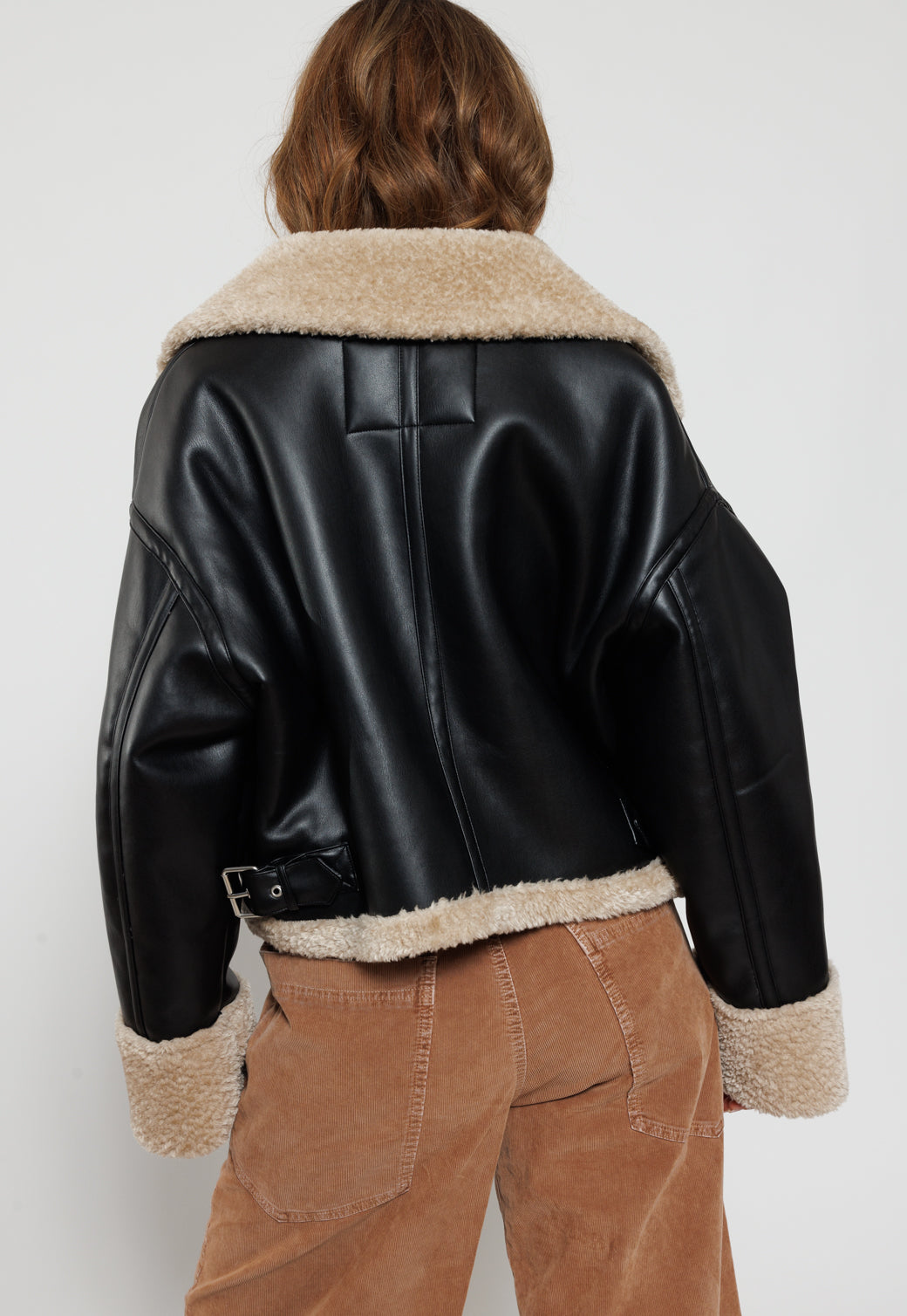 מעיל טייסים לנשים בצבע שחור עם פרווה פנימית