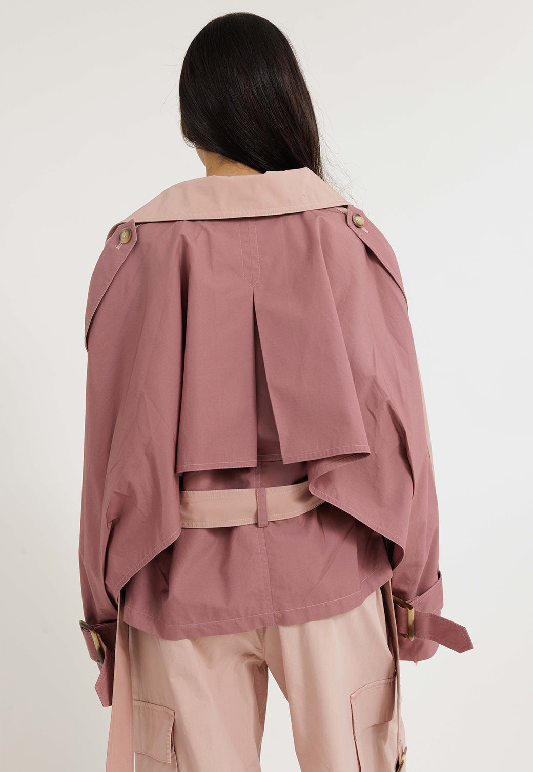 מעיל טרנץ’ קצר לנשים בגוון ורוד מעושן