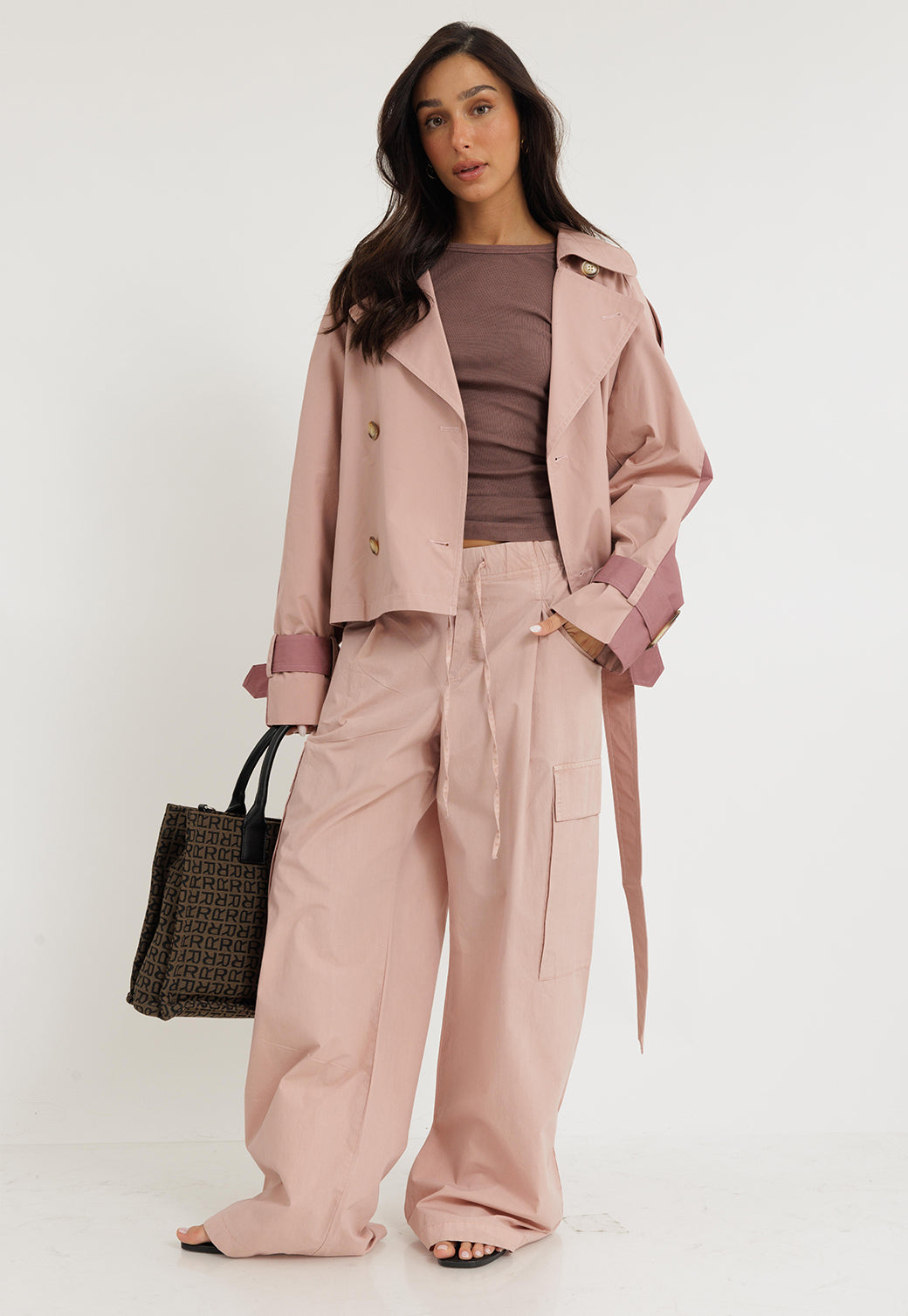 מעיל טרנץ’ קצר לנשים בגוון ורוד מעושן