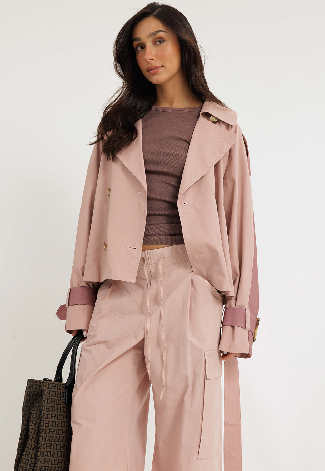 מעיל טרנץ’ קצר לנשים בגוון ורוד מעושן