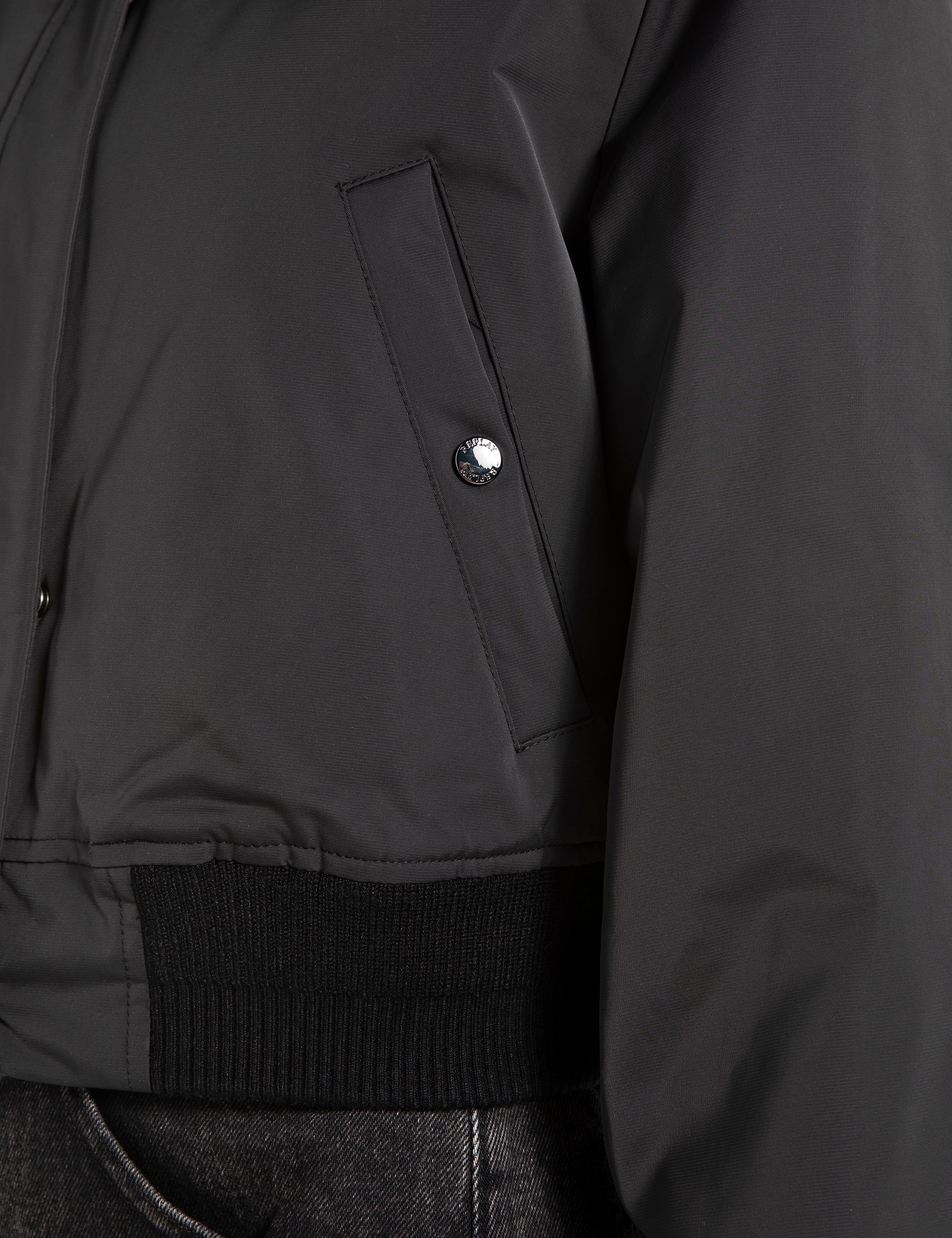 מעיל קצר לנשים בצבע שחור עם צווארון רחב