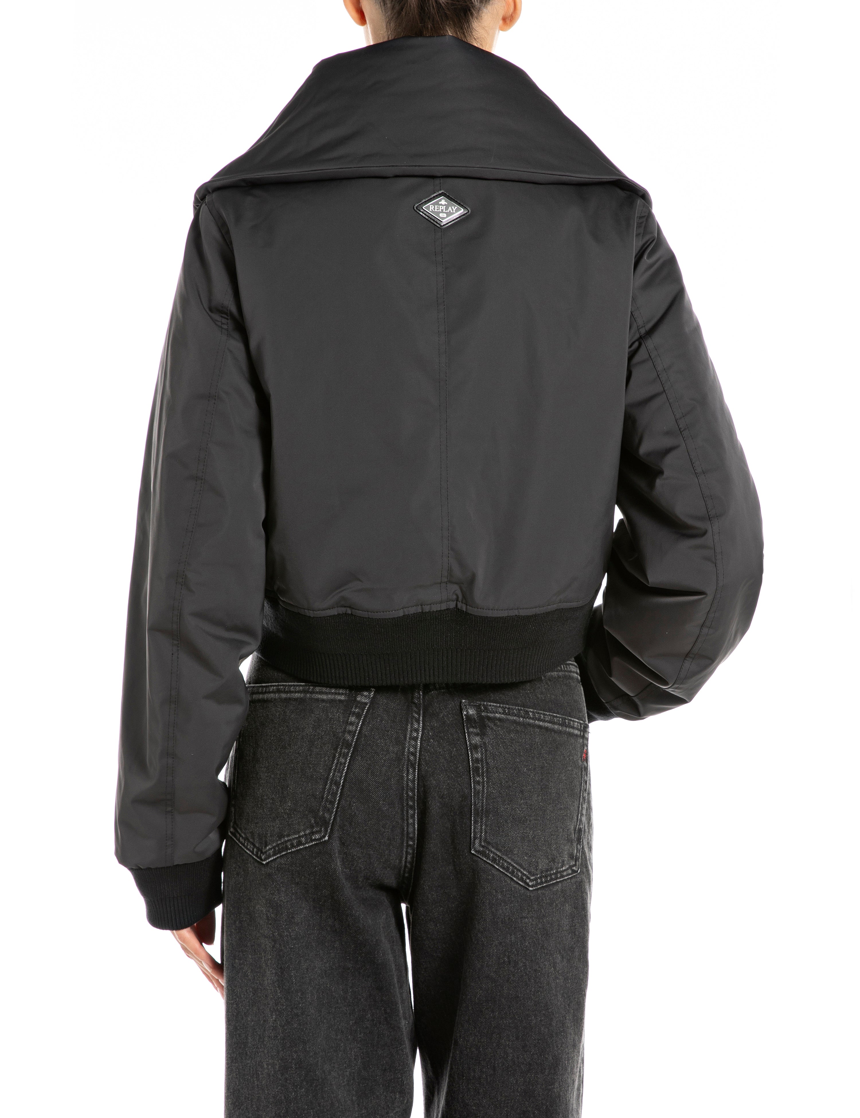 מעיל קצר לנשים בצבע שחור עם צווארון רחב