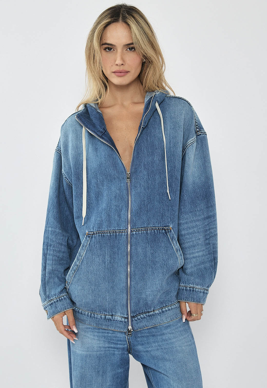 ג׳קט ג׳ינס לנשים עם רוכסן וקפוצ׳ון