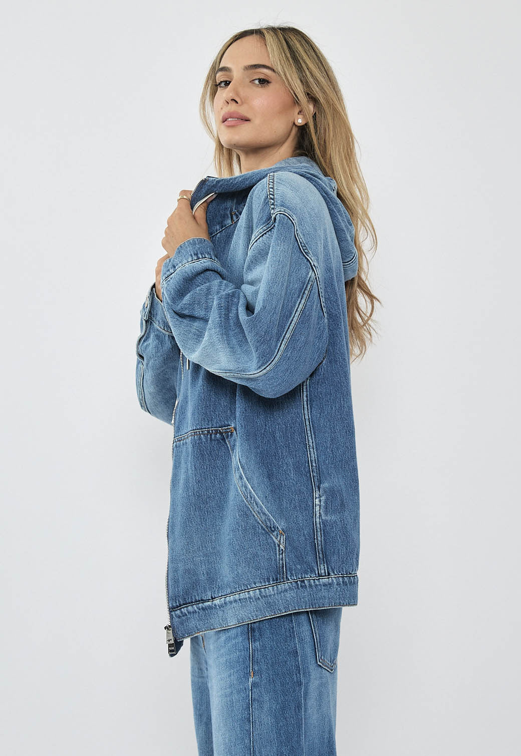 ג׳קט ג׳ינס לנשים עם רוכסן וקפוצ׳ון