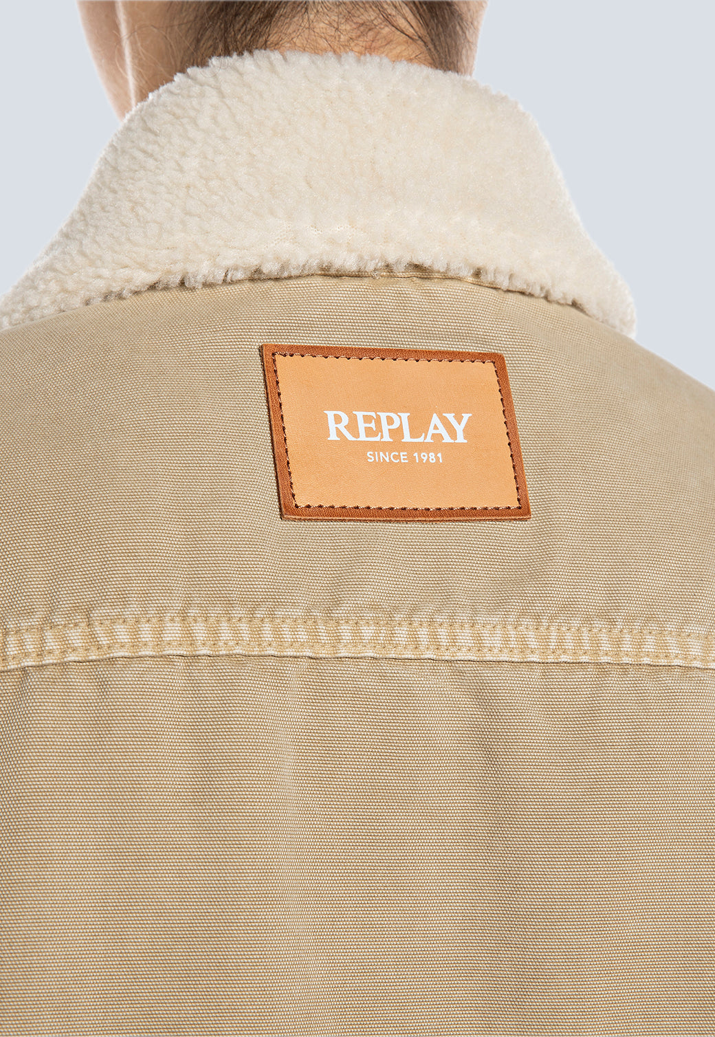 ג׳קט נשים בצבע בז' עם צווארון פרווה סינתטית