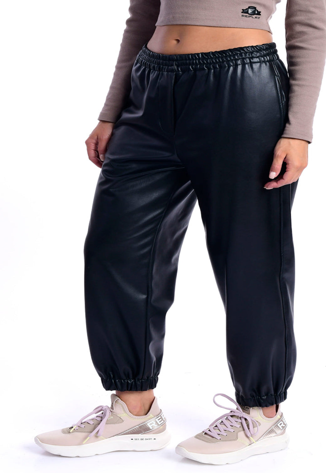 מכנסי נשים דמוי עור שחורים בגזרה רחבה