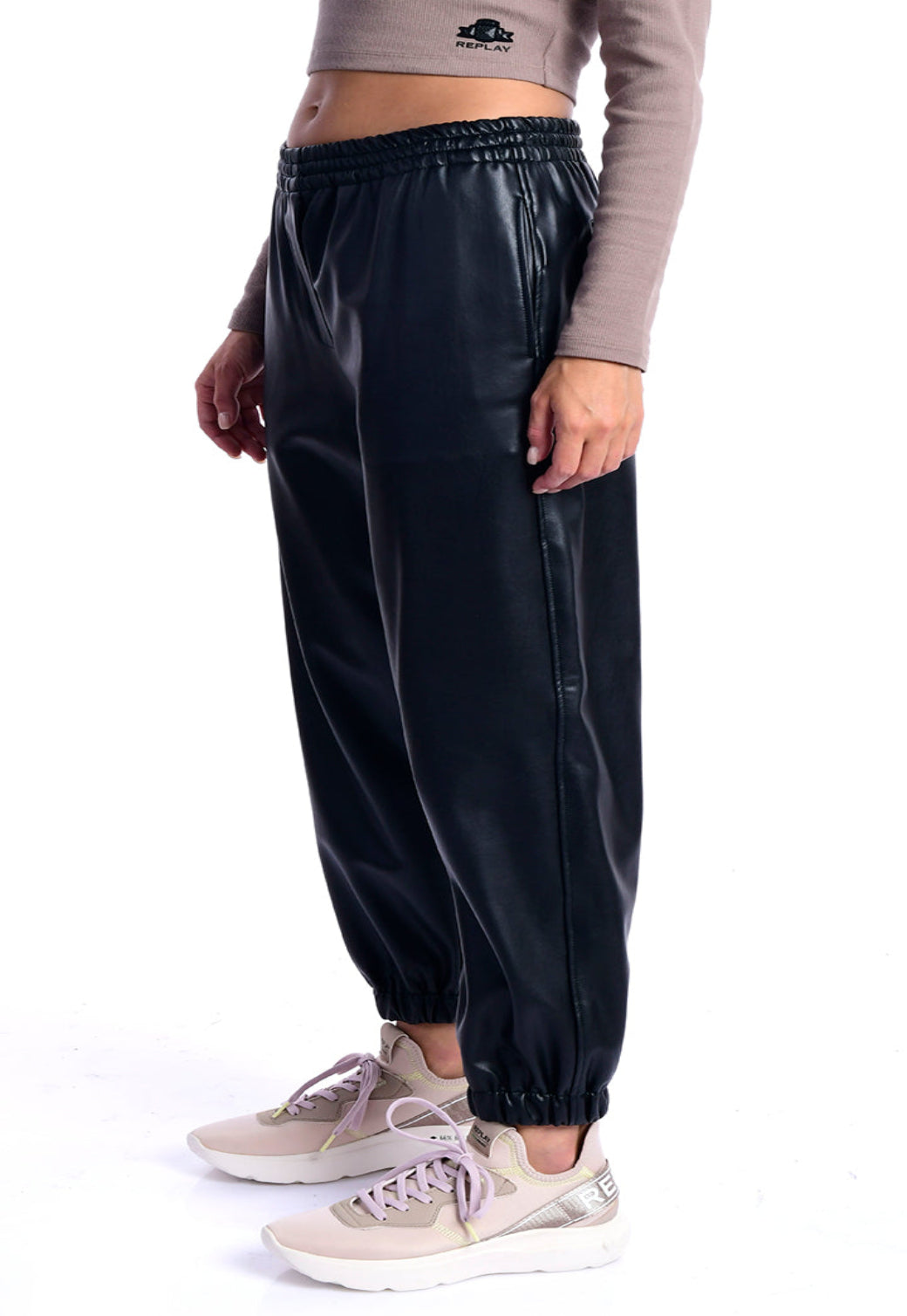 מכנסי נשים דמוי עור שחורים בגזרה רחבה