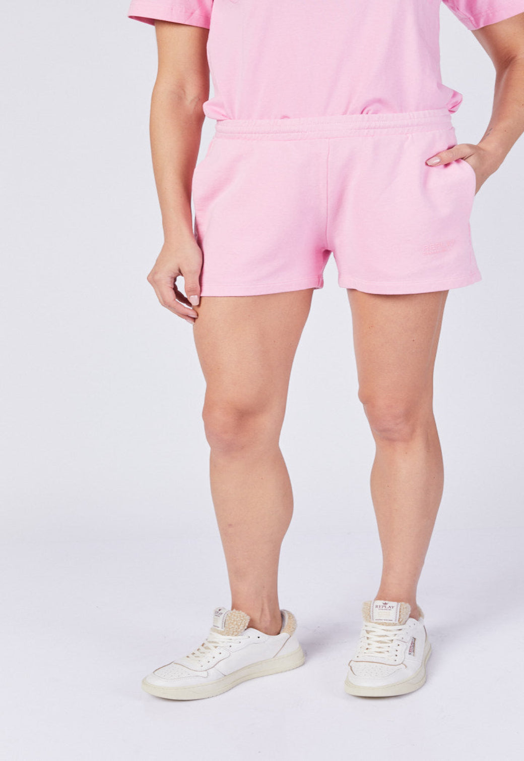 מכנסיים קצרים לנשים בצבע ורוד