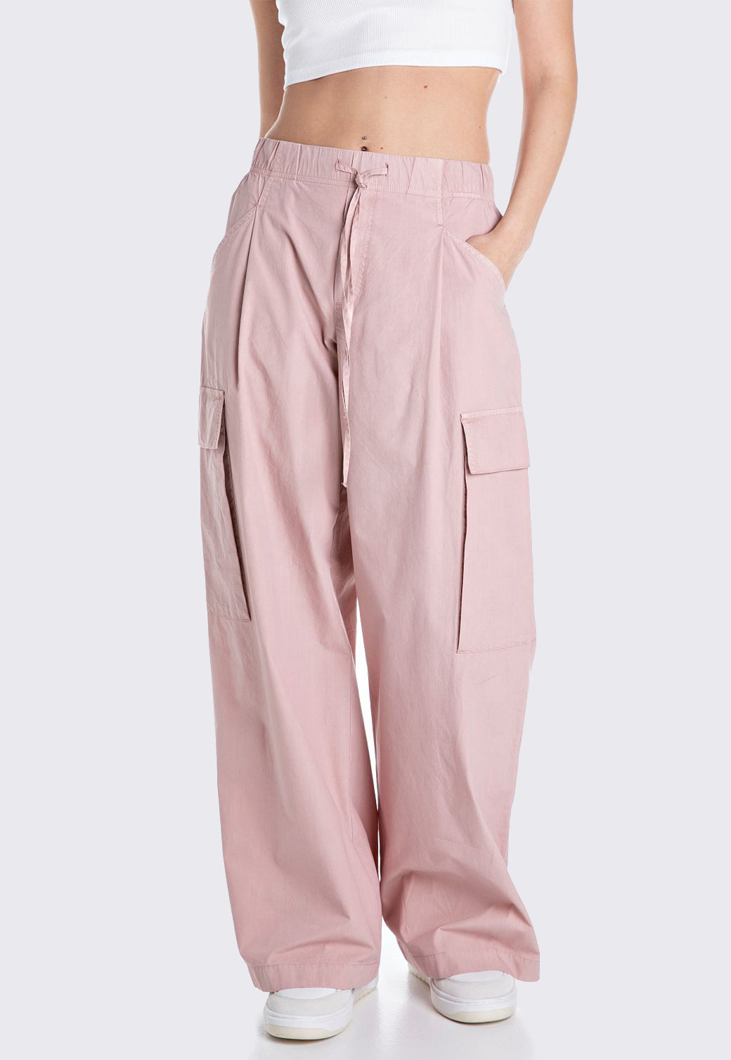 מכנסי קארגו רחבים לנשים בצבע ורוד פודרה