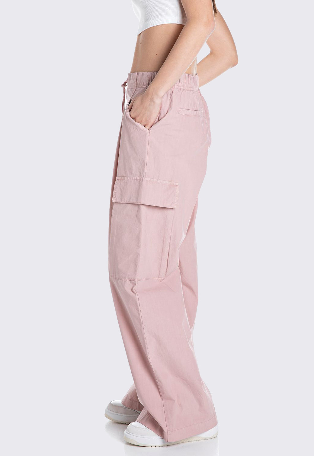 מכנסי קארגו רחבים לנשים בצבע ורוד פודרה