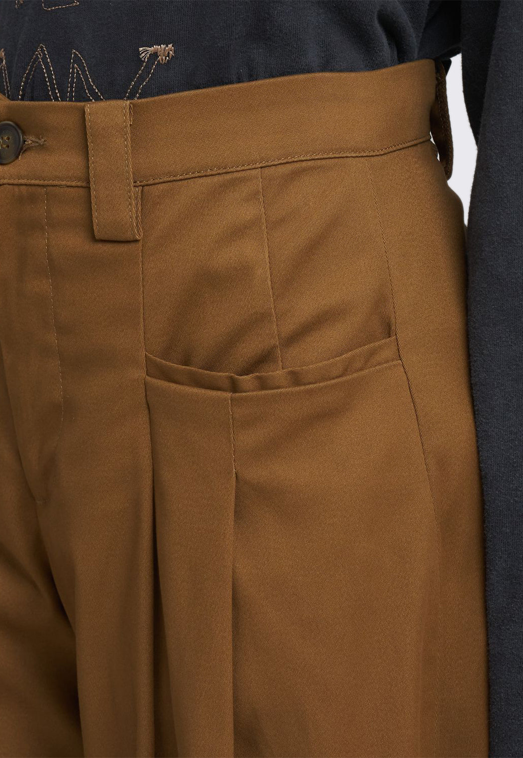 מכנסיים רחבים לנשים בגזרת אוברסייז בצבע קאמל