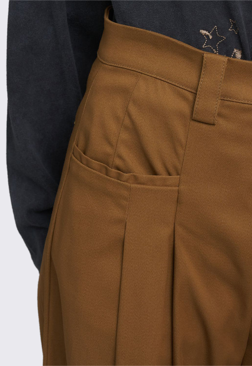 מכנסיים רחבים לנשים בגזרת אוברסייז בצבע קאמל