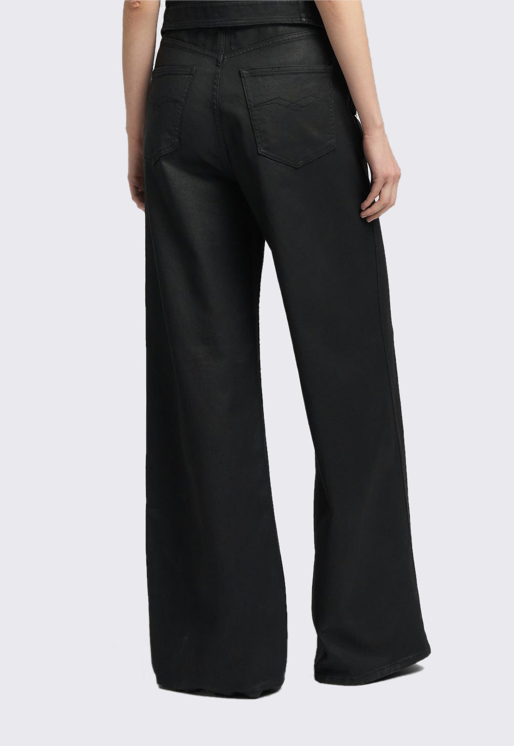 מכנסיים לנשים בגזרה רחבה בצבע שחור