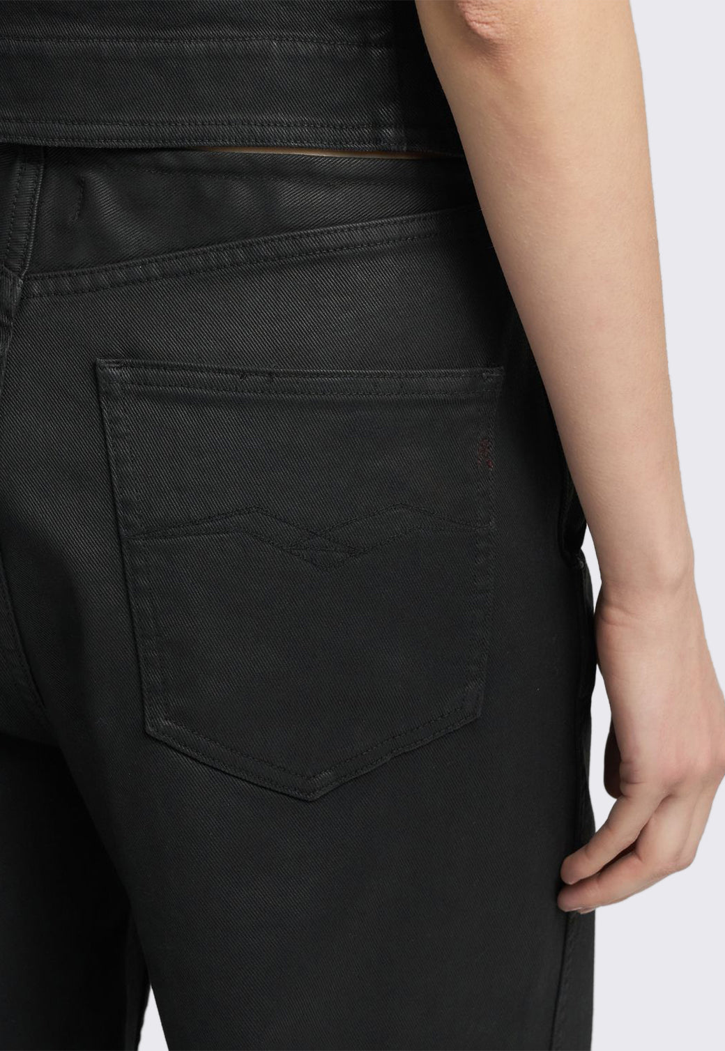 מכנסיים לנשים בגזרה רחבה בצבע שחור