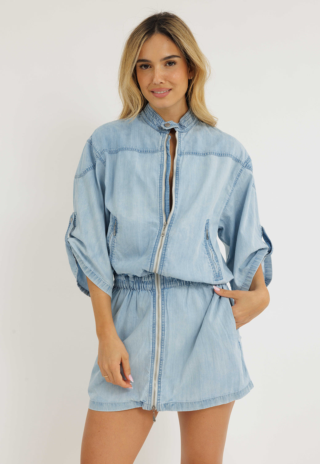 שמלת ג'ינס קצרה לנשים עם רוכסן קדמי