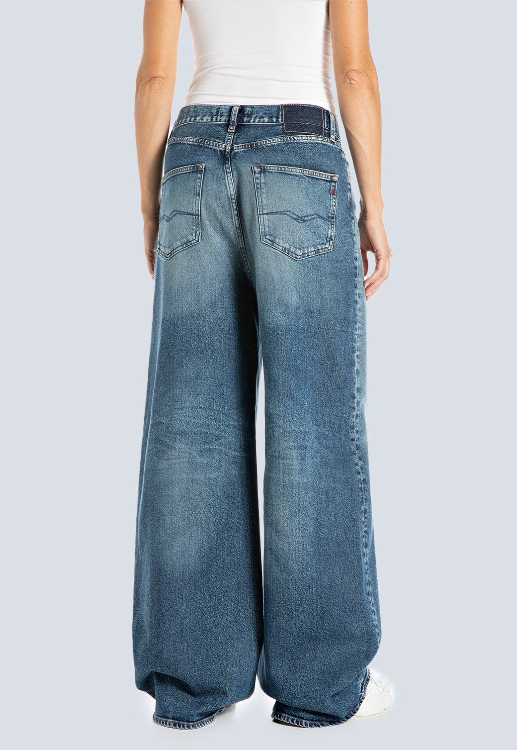 נשים בגזרה רחבה בגוון כחול בהיר