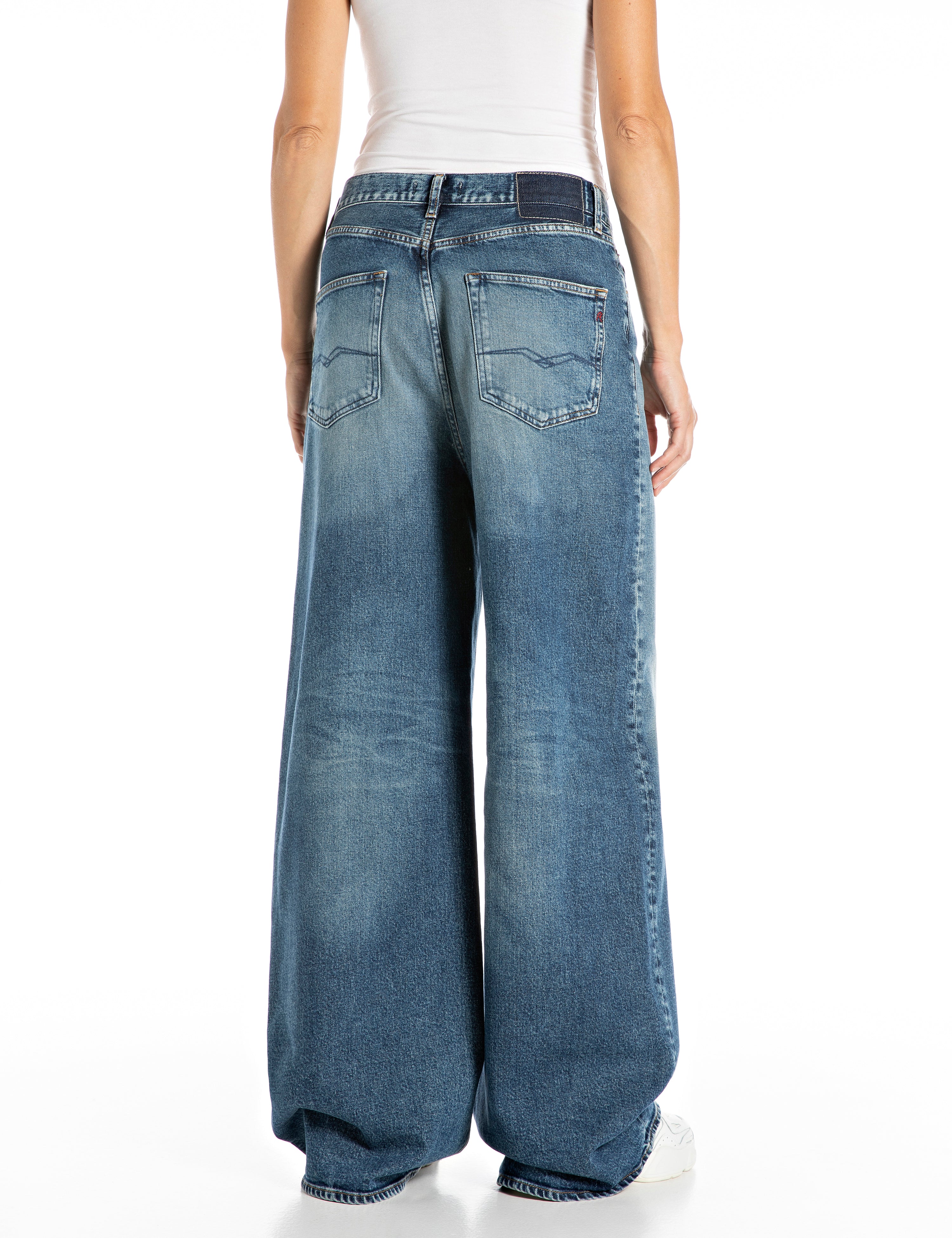 נשים בגזרה רחבה בגוון כחול בהיר