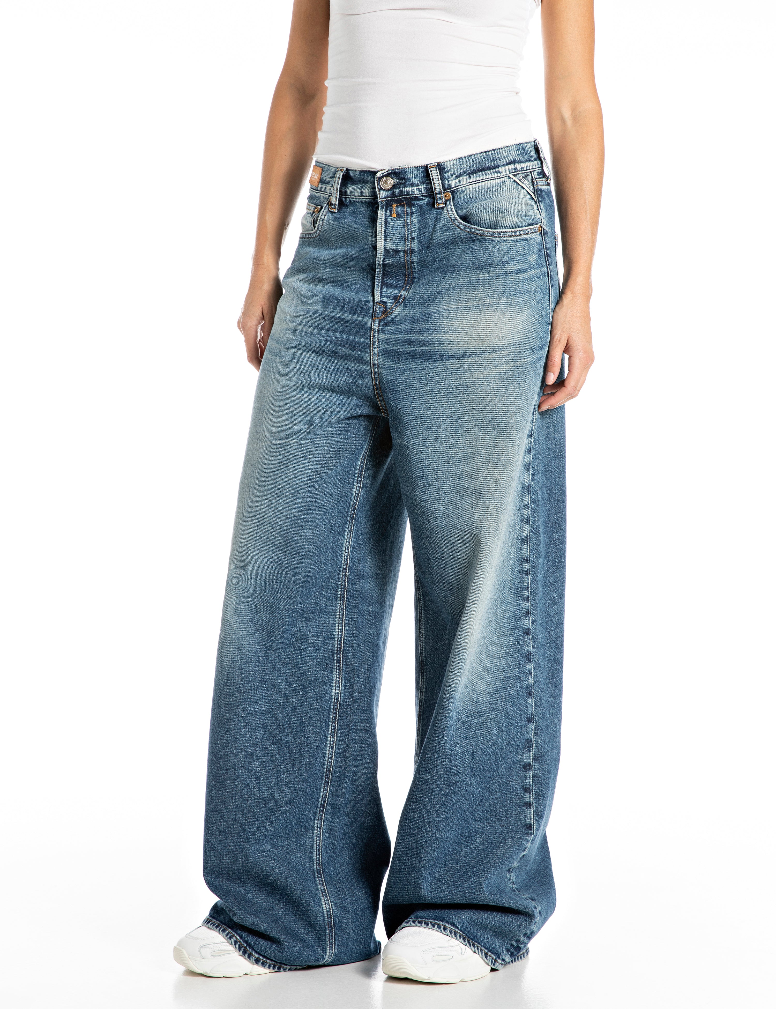 ג'ינס נשים בגזרה רחבה בגוון כחול בהיר עם שטיפות עדינות ומראה וינטג'.