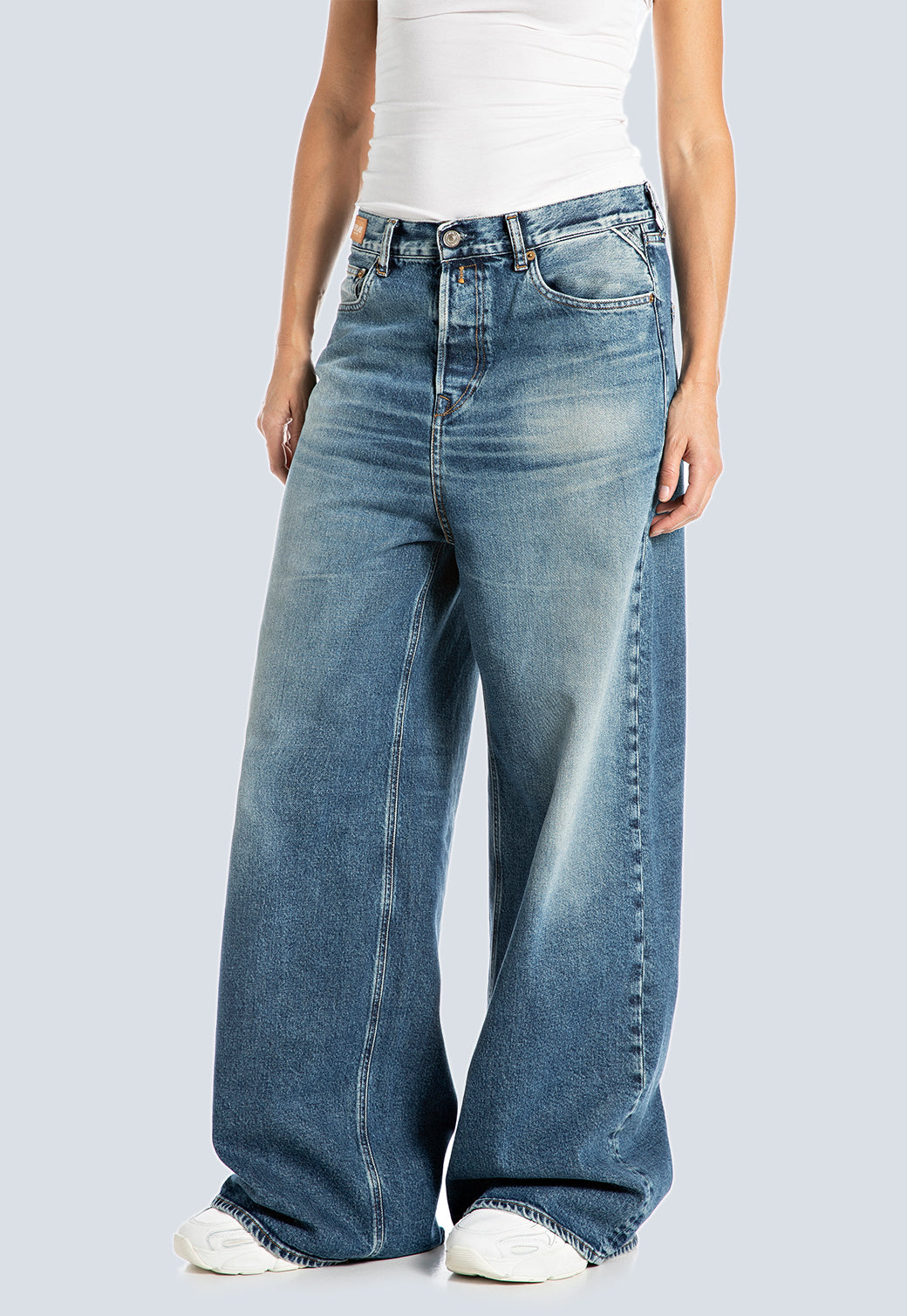 נשים בגזרה רחבה בגוון כחול בהיר