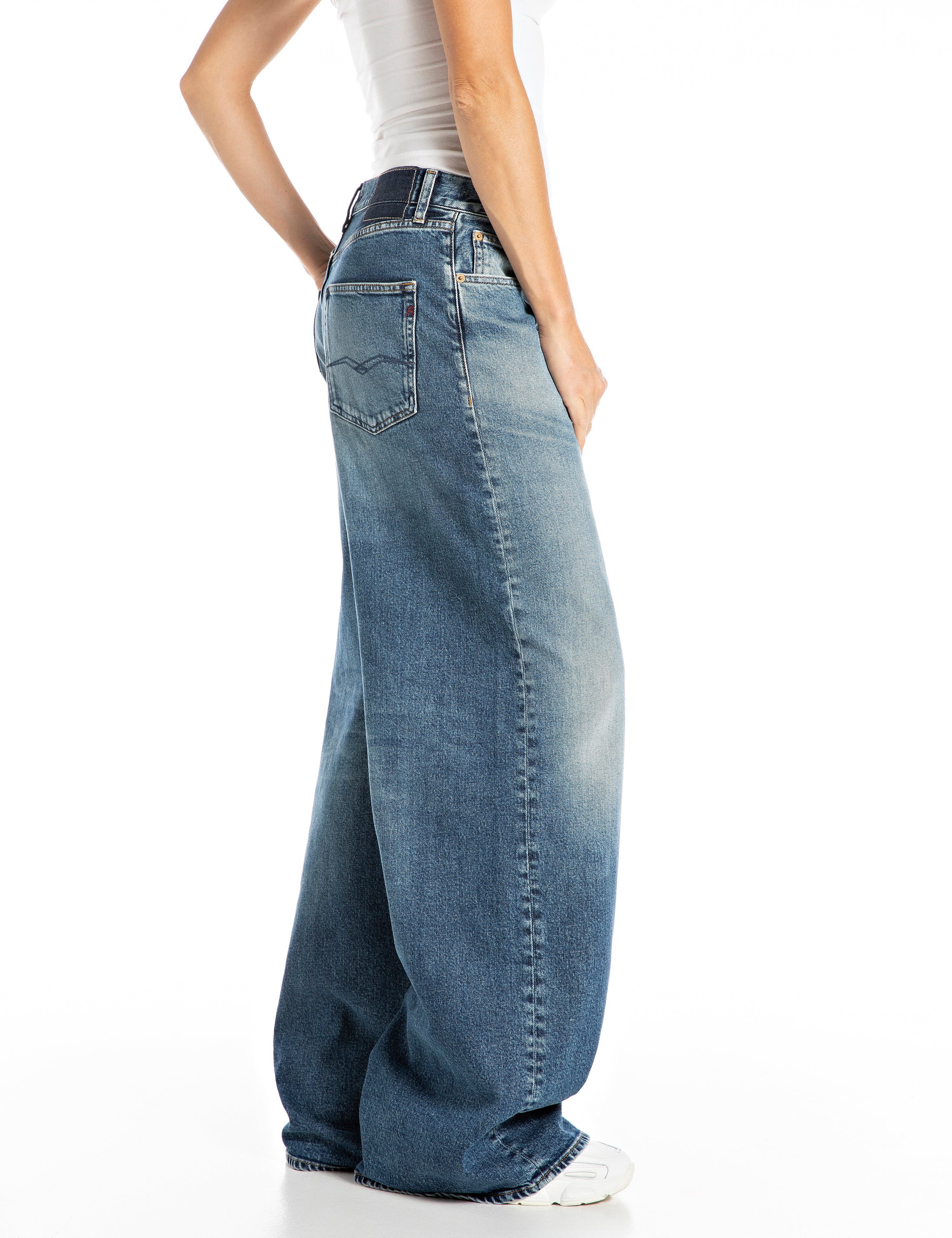 נשים בגזרה רחבה בגוון כחול בהיר