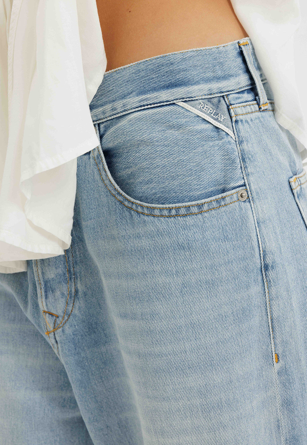 ג׳ינס לנשים בגזרה רחבה בצבע תכלת