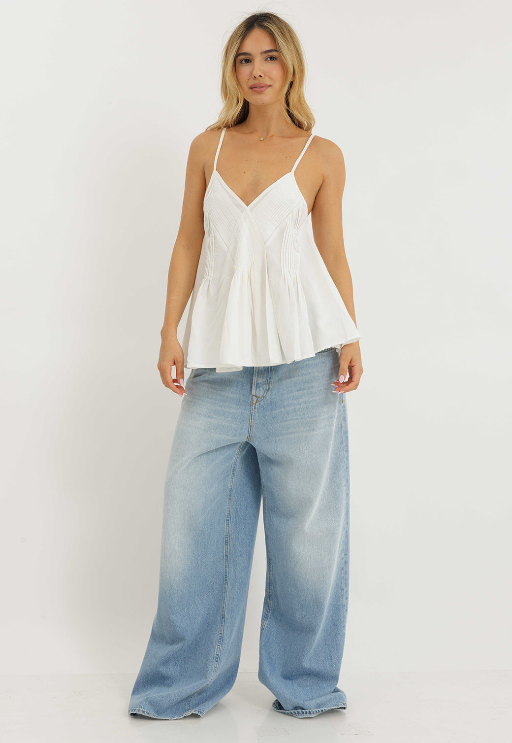 ג׳ינס לנשים בגזרה רחבה בצבע תכלת