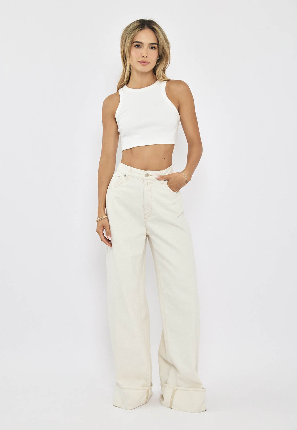 ג׳ינס רחב לנשים בצבע שמנת עם מכפלת רחבה