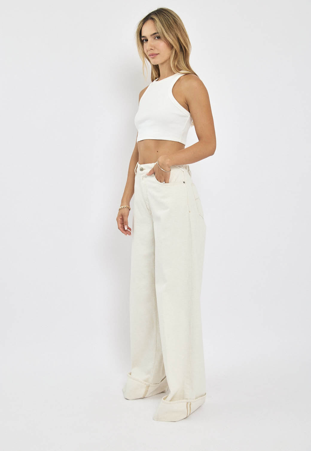 ג׳ינס רחב לנשים בצבע שמנת עם מכפלת רחבה