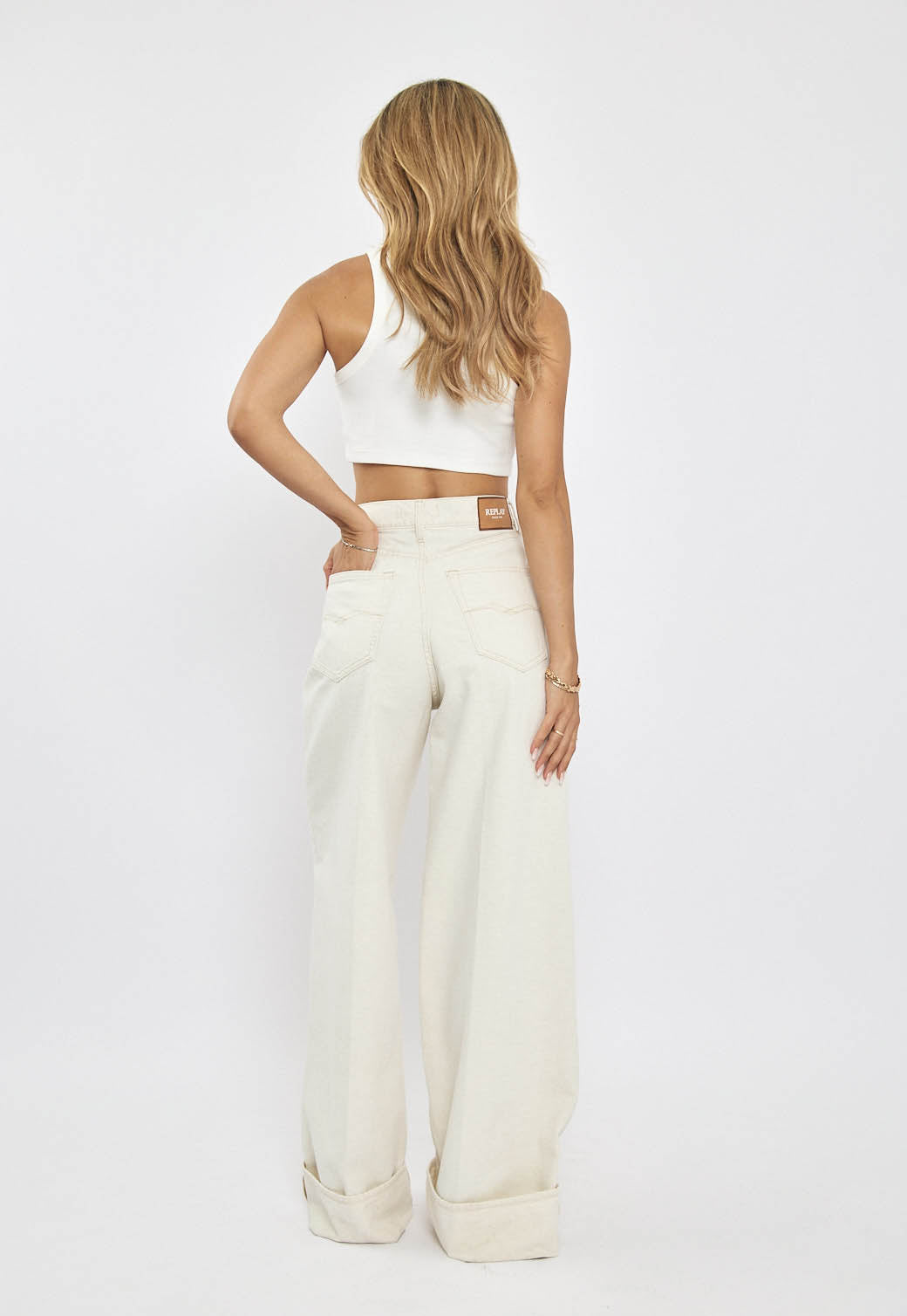 ג׳ינס רחב לנשים בצבע שמנת עם מכפלת רחבה