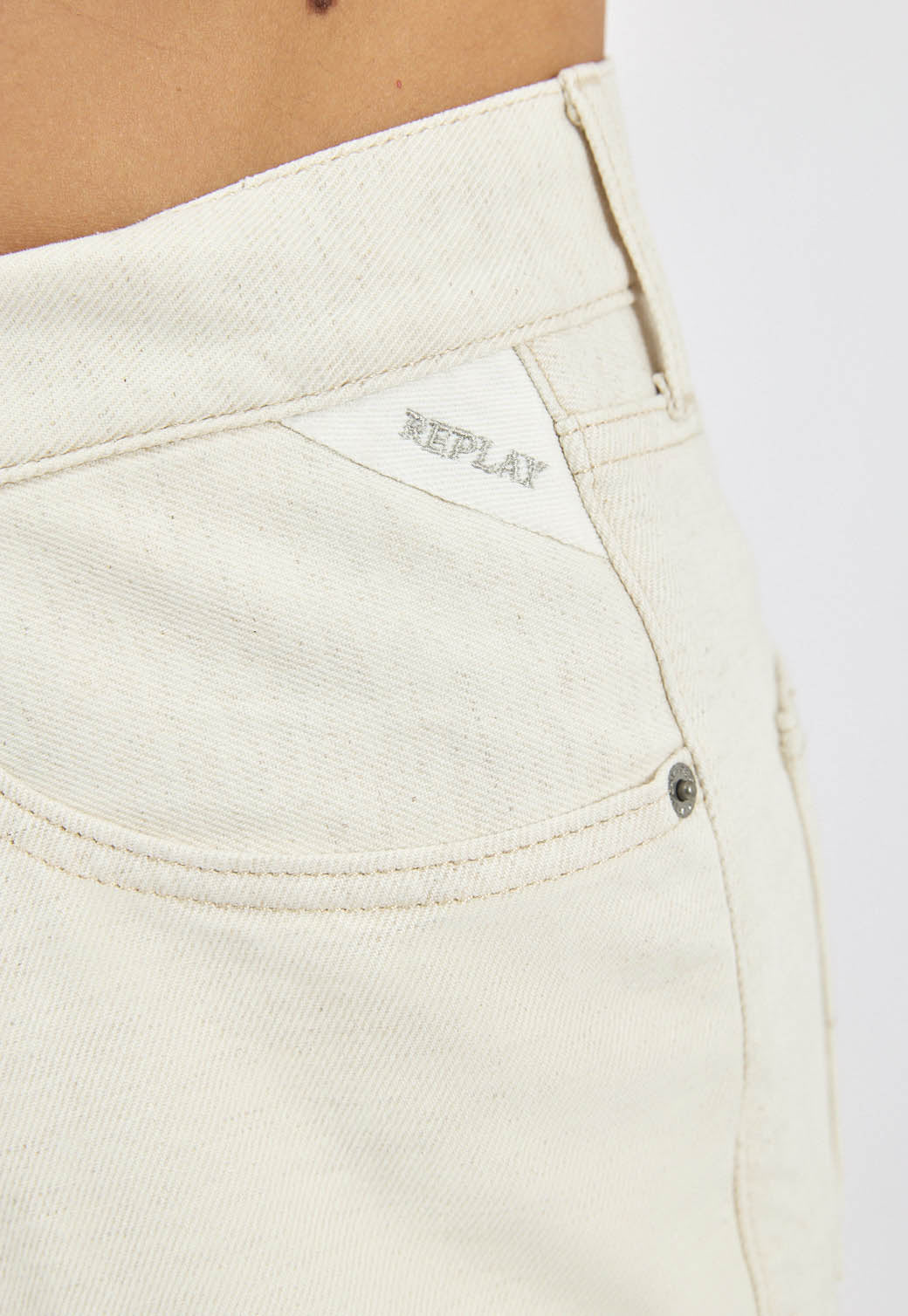 ג׳ינס רחב לנשים בצבע שמנת עם מכפלת רחבה