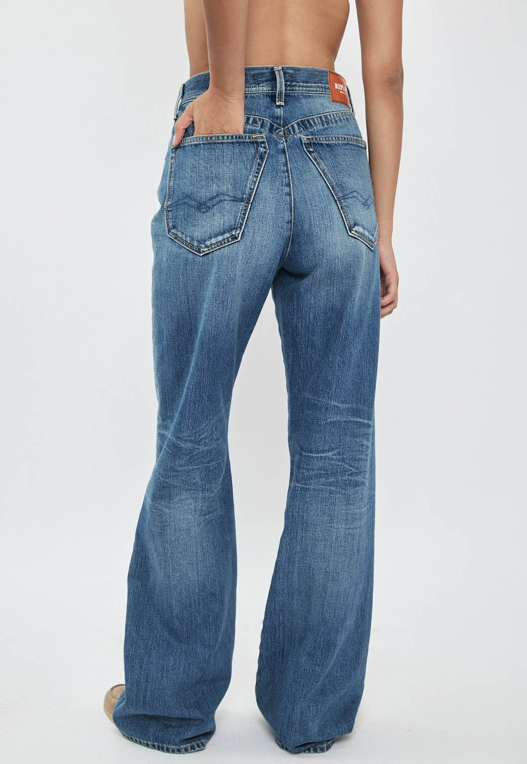 ג'ינס נשים בגזרה רחבה בצבע תכלת