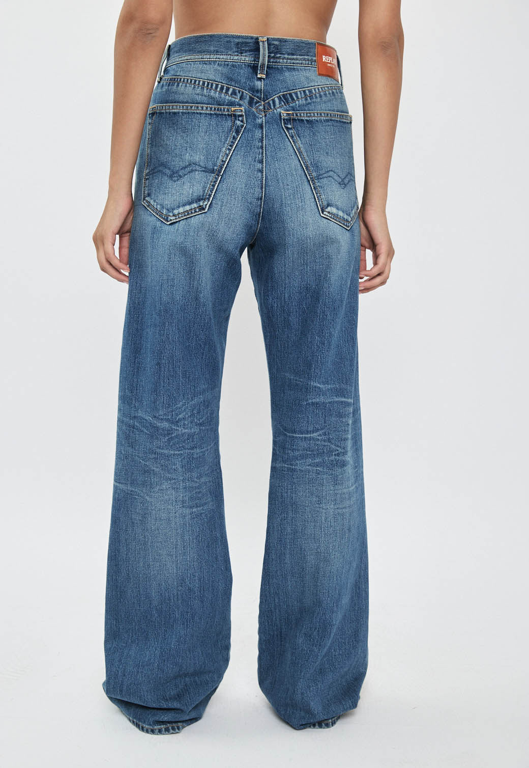 ג'ינס נשים בגזרה רחבה בצבע תכלת