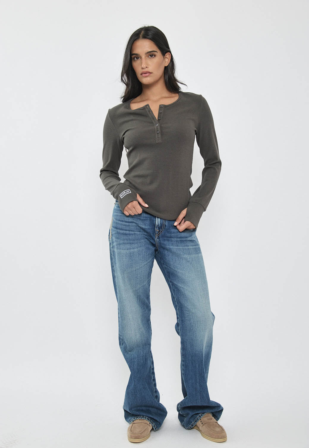 ג'ינס נשים בגזרה רחבה בצבע תכלת