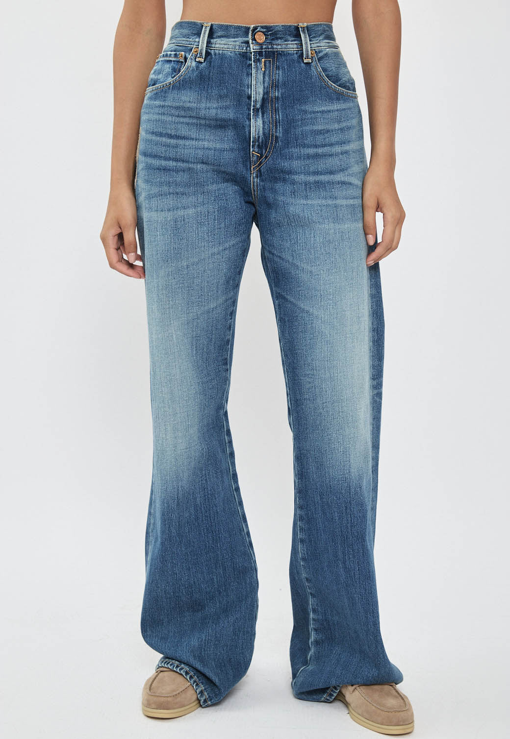 ג'ינס נשים בגזרה רחבה בצבע תכלת