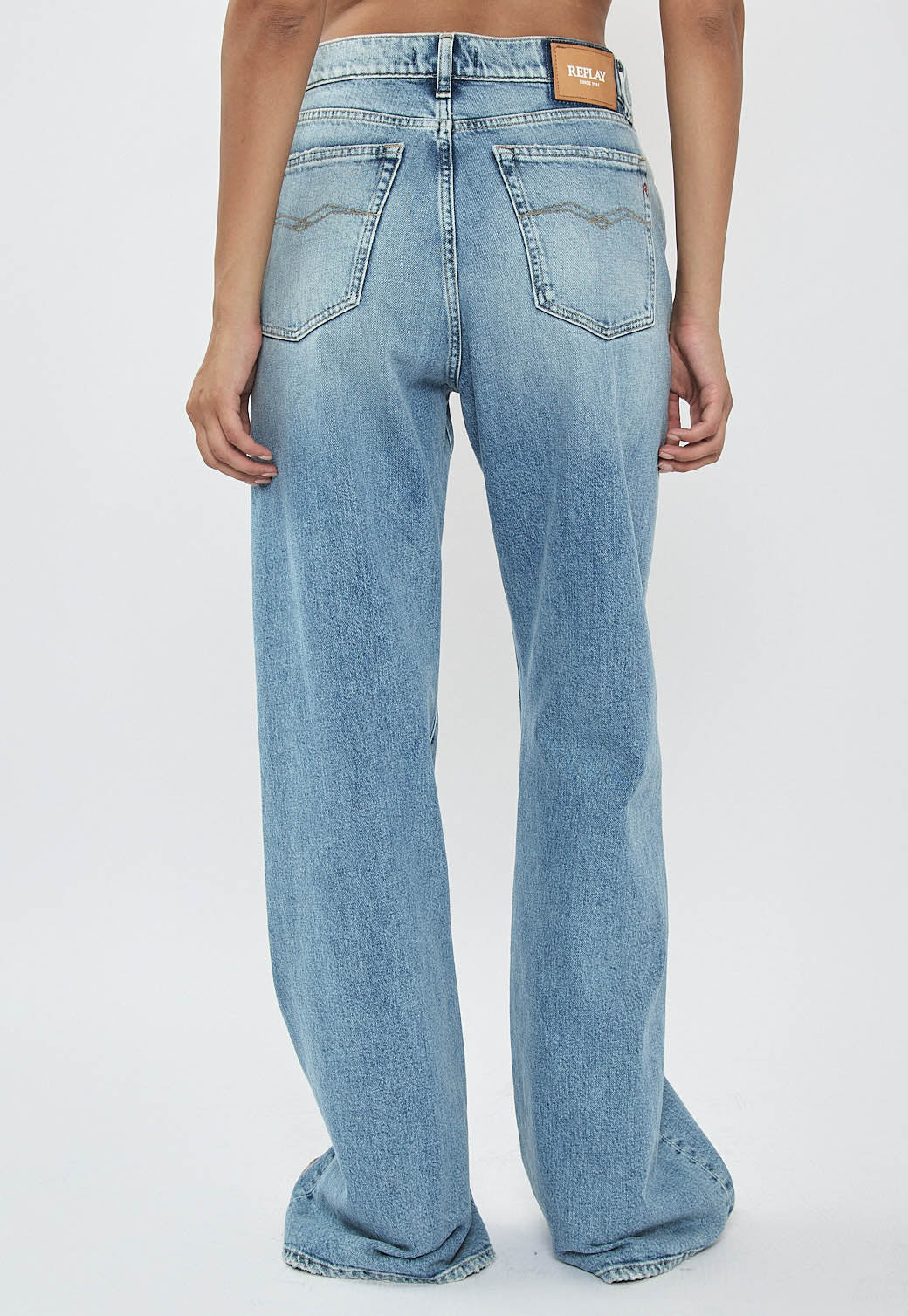 ג'ינס BECKA נשים בגזרה רחבה בצבע כחול בהיר