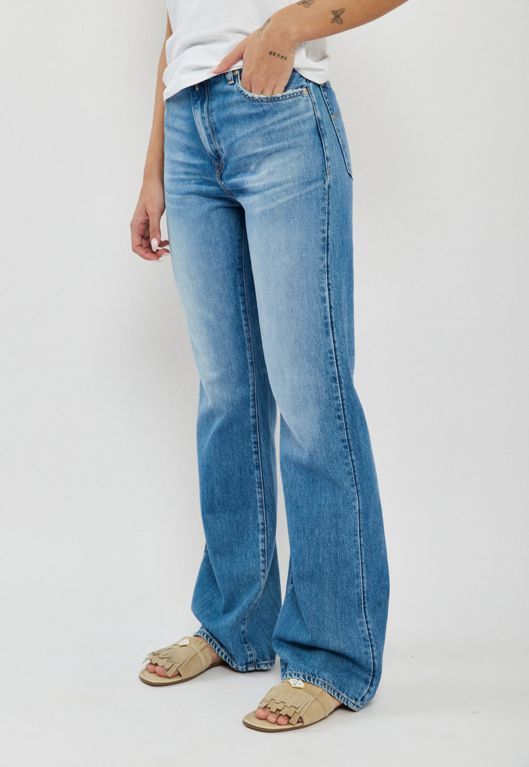 ג'ינס BECKA לנשים בגזרה מתרחבת בצבע כחול בהיר