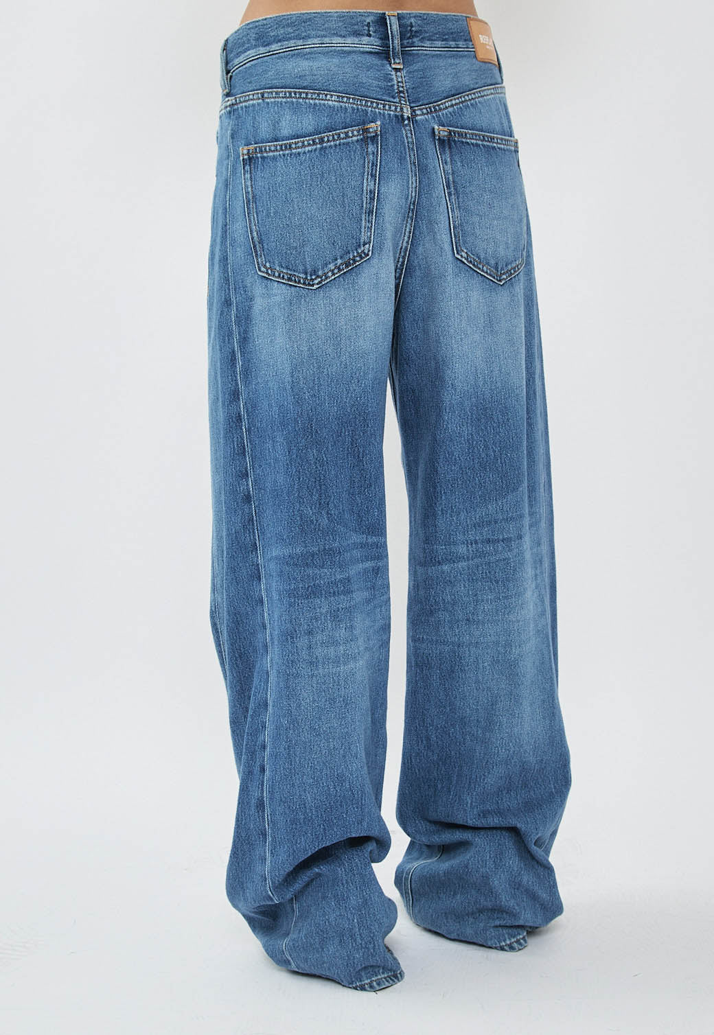 ג'ינס נשים בגזרה רחבה בצבע תכלת