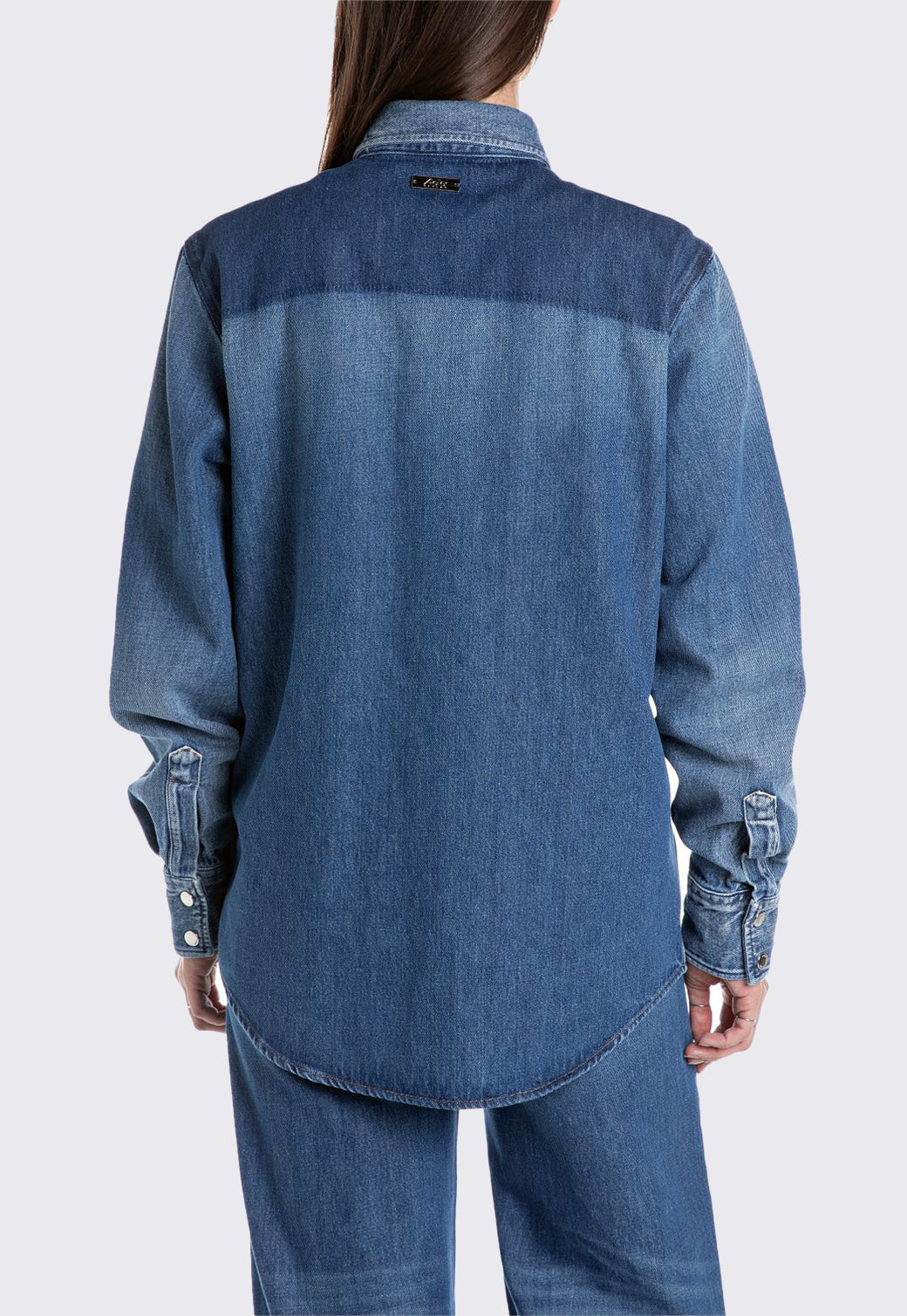 חולצת ג'ינס עם כיסים קדמיים