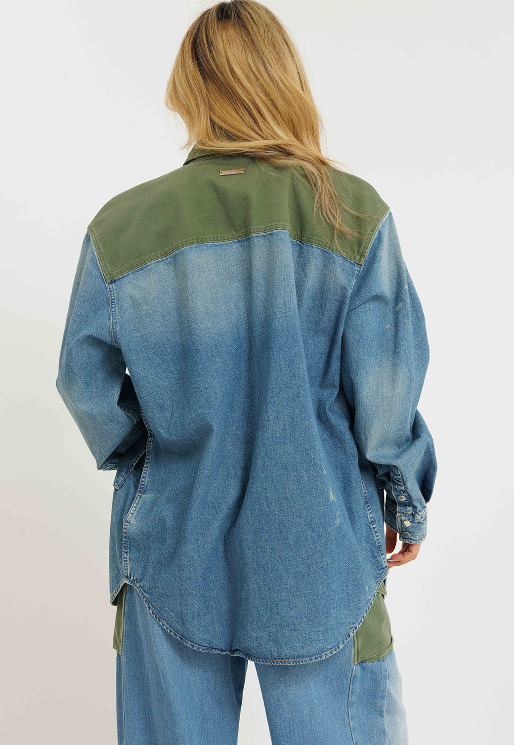 חולצת אוברסייז לנשים בשילוב ג'ינס
