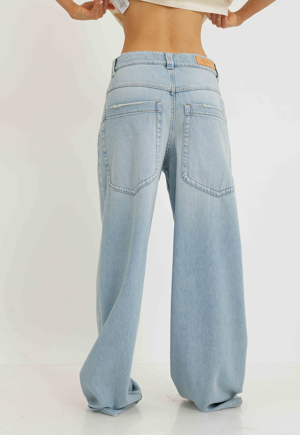 ג׳ינס NARJA רחב לנשים בצבע תכלת