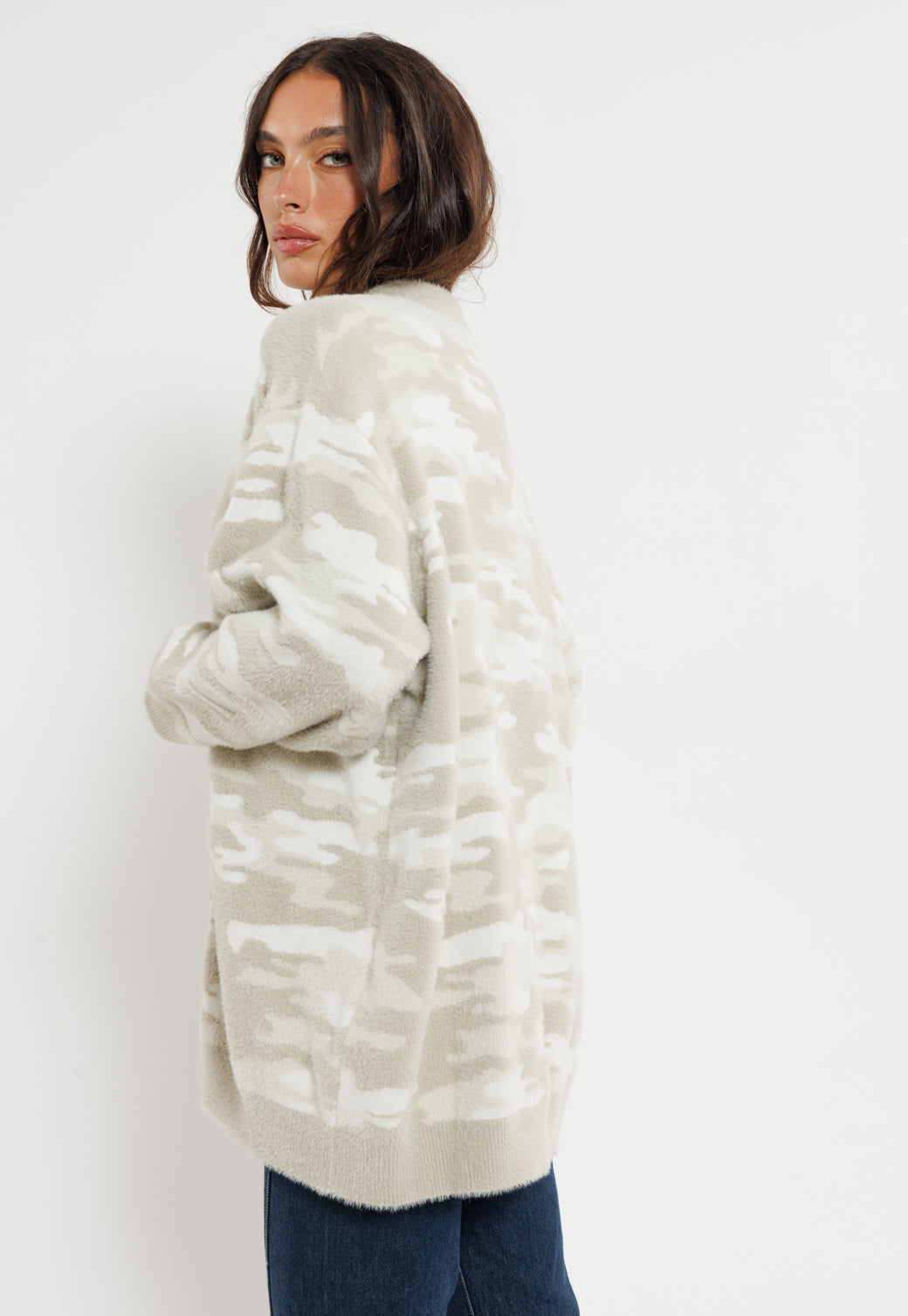 קרדיגן קמופלאז' בגוון שנהב ולבן