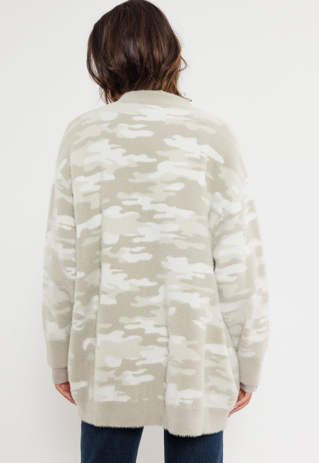 קרדיגן קמופלאז' בגוון שנהב ולבן