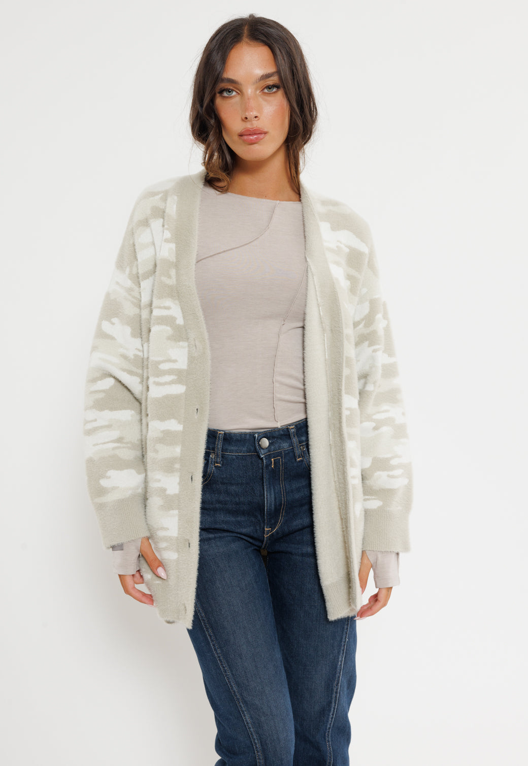 קרדיגן קמופלאז' בגוון שנהב ולבן