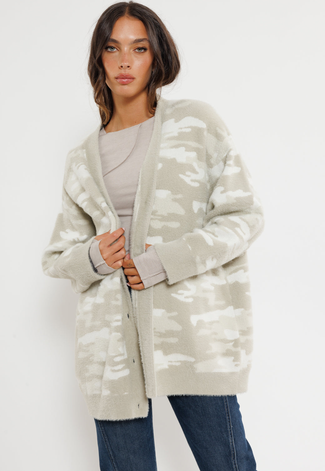 קרדיגן קמופלאז' בגוון שנהב ולבן