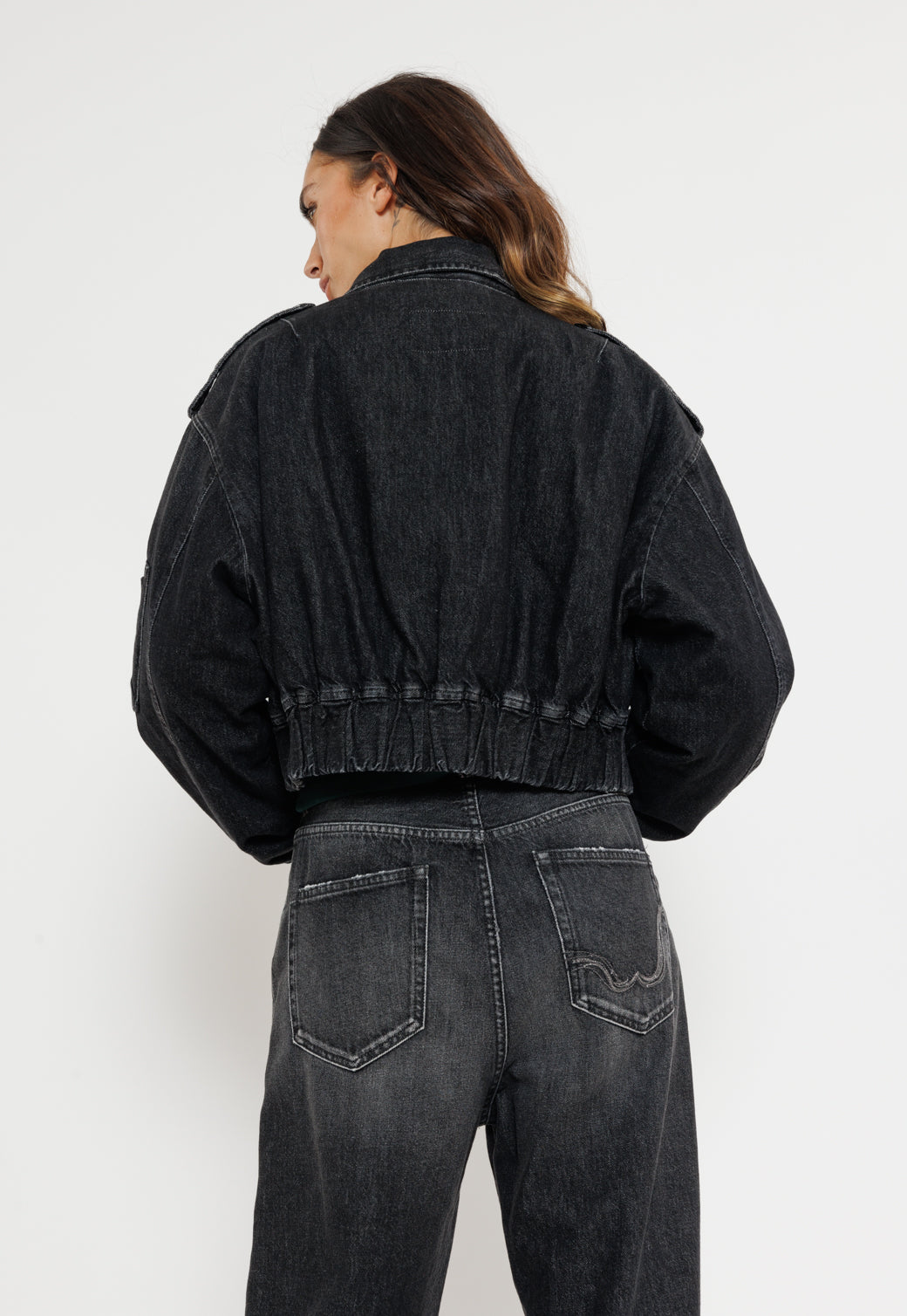 ג'קט ג'ינס קצר בגוון שחור