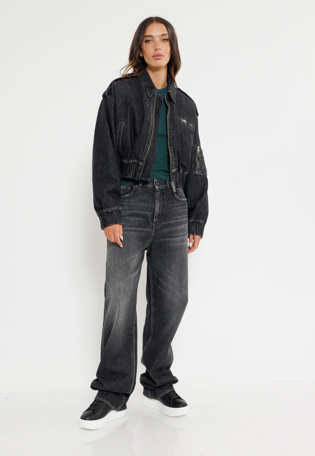 ג'קט ג'ינס קצר בגוון שחור